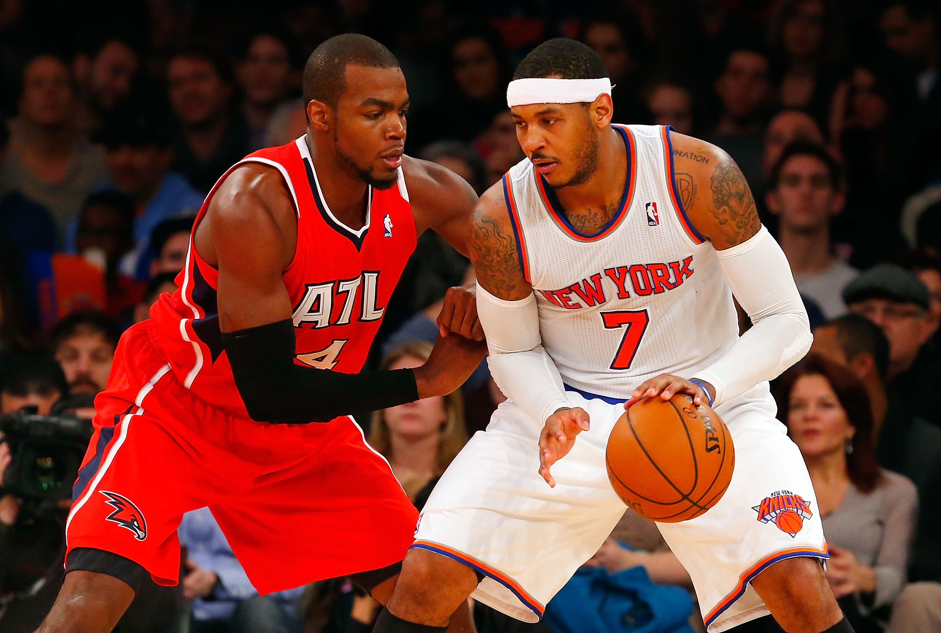 dpa) - US basketball star Carmelo Anthony dribbles with the ball